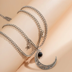 Collana a doppio strato con frange di stelle, ciondolo a mezzaluna e perla nera raffinata