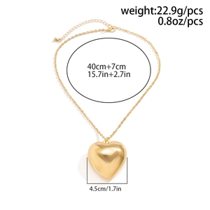 Detailed size specifications for a gold heart pendant necklace with dimensions 4.5cm and 40cm chain