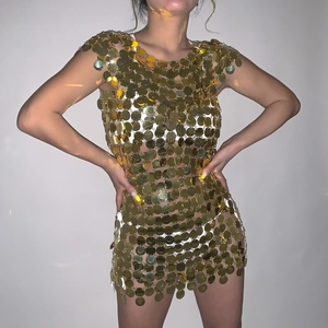 Sexy catena per il corpo dorata con paillettes e dischi geometrici per le feste