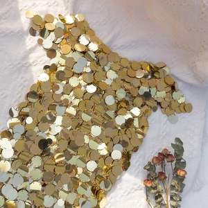 Vista dettagliata del top a catena dorata con paillettes fatte a mano e dischi metallici riflettenti