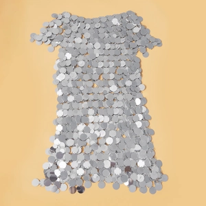 Dettaglio dell'abito a paillettes d'argento con dischi di metallo e maniche corte per party