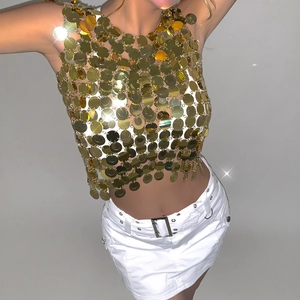 Dettaglio della catena per il corpo dorata con paillettes e dischi metallici lucidi
