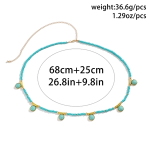 Detail der böhmischen blaugrünen Perlen-Körperkette mit goldenem Karabinerverschluss