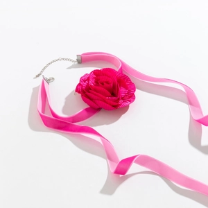 Detail van rozenstof en roze fluwelen lint met verstelbare metalen sluiting