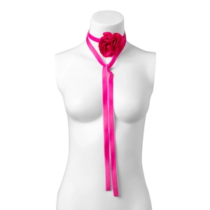 Detail van handgemaakte satijnen rozenchoker met lange roze linten op een display