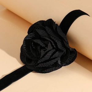 Macro-opname van de 3D zwarte stoffen rozenblaadjes en fluwelen choker met textuur