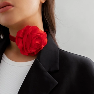 Detail van rode rozen choker met zijdeachtige bloemblaadjes op satijnen lint