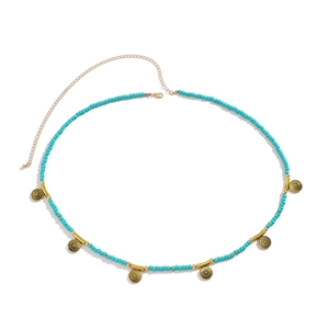 Detail der blauen Perlen-Taillenkette mit goldenen Sonnenanhängern und Boho-Harzperlen