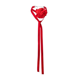 Detail van een rode fluwelen choker met een grote zijden roos en verstelbare zilveren ketting
