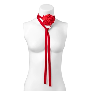 Detail van een rode stoffen rozenchoker met lange verstelbare fluwelen linten op een model