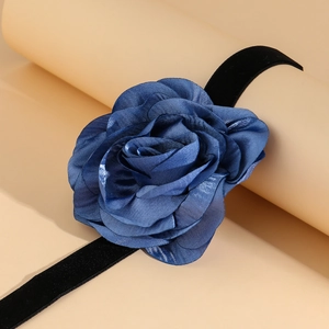 Gedetailleerd beeld van blauwe stoffen roos choker met een zwart fluwelen lint decor