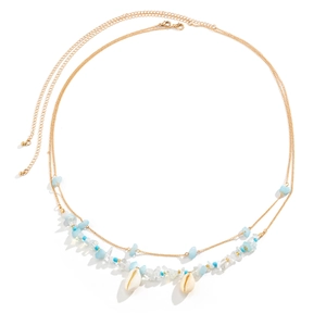 Detail einer Boho-Hüftkette in Gold mit hellblauen Perlen und natürlichen Muscheln