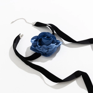 Detail van een blauwe satijnen roos choker met zwart fluwelen lint en zilveren sluiting