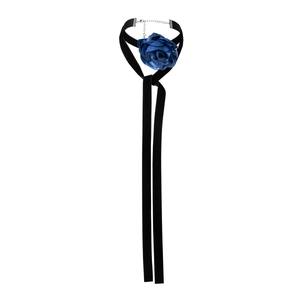 Detailweergave van blauwe rozen choker met zwarte fluwelen linten en karabijnsluiting