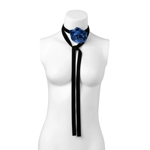 Detailweergave van de lange zwarte fluwelen choker met een blauwe stoffen roos bloem