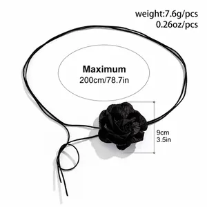 Detail van 9cm stoffen roos choker met 200cm lange verstelbare zwarte fluwelen veter