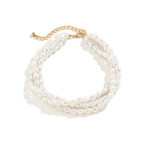 Vue détaillée du collier bohème à trois rangs de perles avec fermoir mousqueton doré