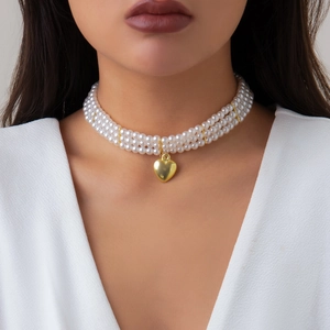 Collier ras du cou à trois rangs de perles pour femmes avec un pendentif cœur doré