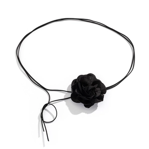 Detailopname van handgemaakte zwarte fluwelen rozen choker met lange zijden koorden