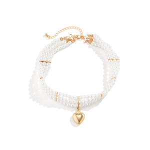 Vue détaillée du collier ras-du-cou à trois rangs de perles avec un pendentif cœur doré chic