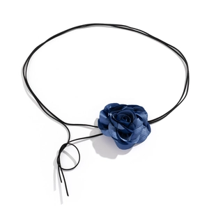 Detail van een marineblauwe satijnen roos choker met een lang zwart koord voor styling