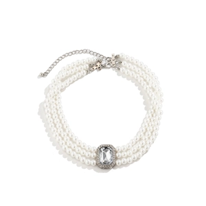 Détail d'un collier de perles bohème à trois rangs avec pendentif rectangulaire en cristal