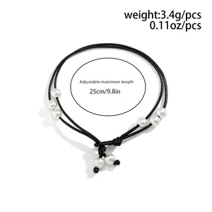 Tobillera ajustable de cordón negro con perlas blancas, detalle longitud de 25cm