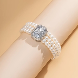 Vue détaillée de l'élégant bracelet de perles multicouche avec grand cristal rectangulaire