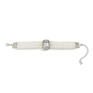 Détail du choker de perles à trois rangs avec pendentif en cristal et fermoir argenté réglable