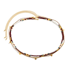 Detail der böhmischen Lagen-Taillenkette mit bunten Perlen und goldenen Metallplättchen
