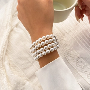 Détail d'un bracelet de perles à quatre couches avec perles rondes et fermoir en métal