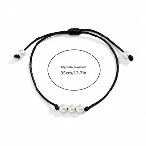 Detalle del collar ajustable de cordón negro con perlas blancas y dimensiones
