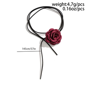 Detail van bordeaux fluwelen rozenchoker met 145 cm koordlengte en 4,7 g lichtgewicht design