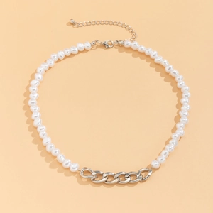 Détail du collier de perles avec maillon en argent et pendentif cœur élégant