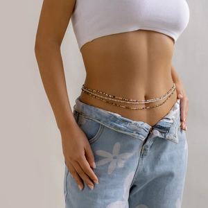 Detalle de cadenas de cintura bohemias multicapa con cuentas de colores en modelo femenina