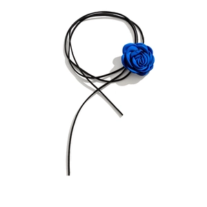 Detail van een blauwe satijnen roos choker met een zacht zwart fluwelen striklint