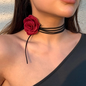 Detailopname van een grote rode zijden rozenchoker met zwarte koorden om de hals