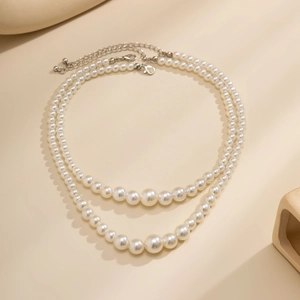 Détail du collier de perles double épaisseur avec fermoir mousqueton argenté et cœur