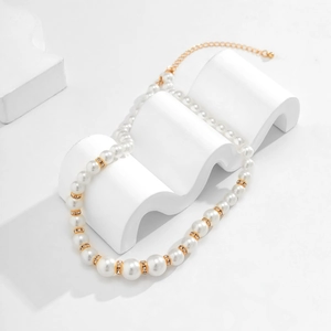 Détail du collier de perles avec fermoir mousqueton doré et chaîne d'extension ajustable