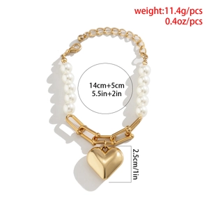 Détail du collier perles et chaîne dorée en U avec dimensions et pendentif coeur