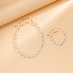 Vue détaillée de l'ensemble collier et bracelet en perles avec pendentif cœur et fermoir