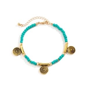 Detail der Boho-Taillenkette mit türkisen Perlen und goldenen Mandala-Anhängern