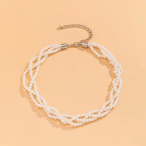 Vue détaillée du collier de perles à trois couches avec fermoir mousqueton en argent