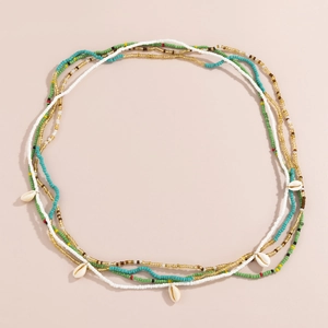 Detalle de cadena de cintura con cuentas bohemias de colores y colgantes de conchas