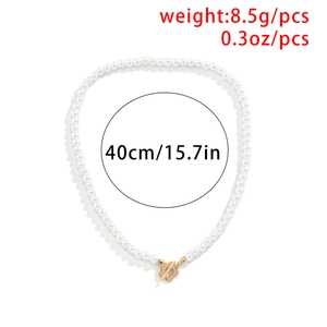 Détail du collier de perles de 40 cm avec fermoir fleur dorée et spécifications de poids