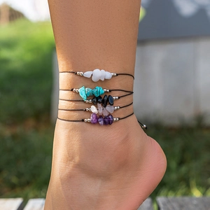 Detalle de tobilleras bohemias hechas a mano con piedras naturales de colores y perlas