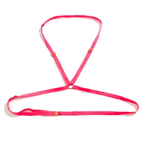 Détail d'un harnais de corps rose fluo élastique avec boucles dorées ajustables