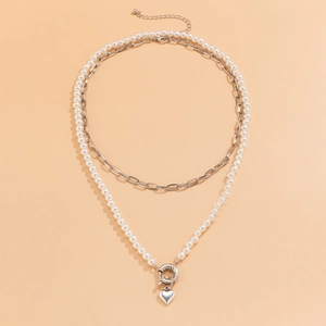 Détail du collier double rang avec pendentif cœur argenté et perles d'imitation