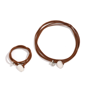 Detail van de bruine fluwelen choker set met zilveren sluiting en parel hanger