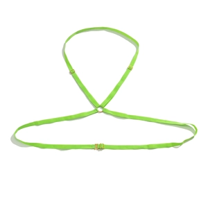 Détail du harnais de corps élastique vert néon avec anneaux dorés et boucles réglables